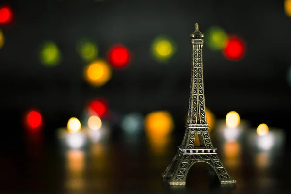 Torre Eiffel no fundo de luzes coloridas guirlanda, bokeh . — Fotografia de Stock