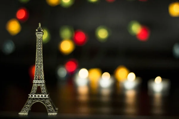 Torre Eiffel en el fondo de luces coloridas guirnalda, bokeh . — Foto de Stock