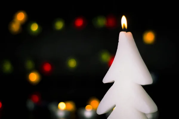 クリスマスのカラフルなライト ガーランド ボケ味の背景にキャンドルを燃焼 — ストック写真