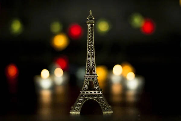 Torre Eiffel en el fondo de luces coloridas guirnalda, bokeh . — Foto de Stock