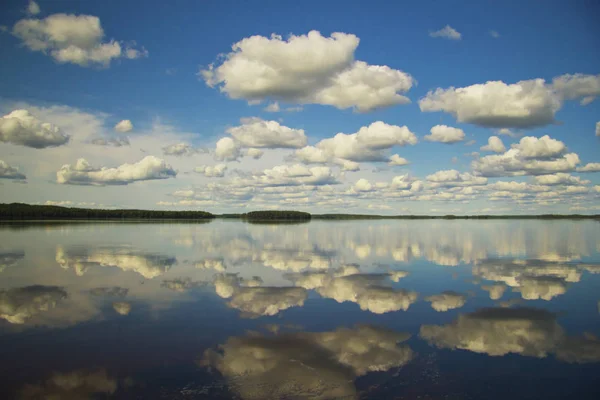 Nuvens sobre o lago em um dia de verão . — Fotografia de Stock