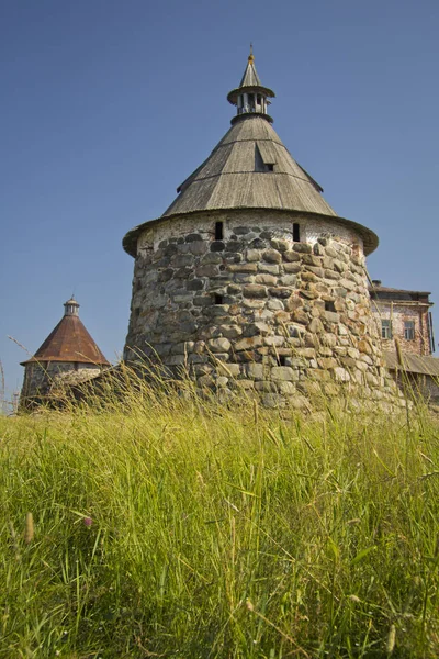 Muur Russische orthodoxe Solovetski-klooster gemaakt van enorme stenen. — Stockfoto