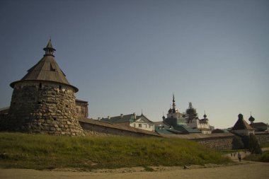 Büyük taştan duvar Rus Ortodoks Solovetsky Manastırı.