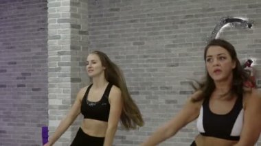 Bir Grup Genç, seksi kızlar, Kangoo spor salonunda atlar..