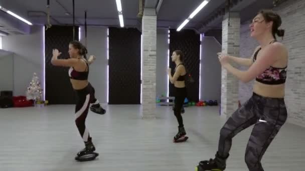 Женская группа из трех молодых сексуальных девушек Кангу прыгает в спортзале . — стоковое видео