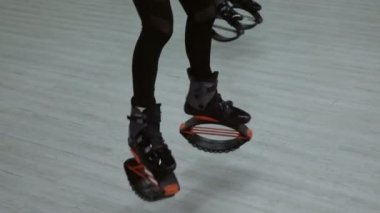 Bir Grup Genç, seksi kızlar, Kangoo spor salonunda atlar..