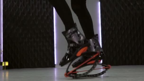 Close-up van sportieve meisje Kangoo jumps. Sportschoenen. — Stockvideo