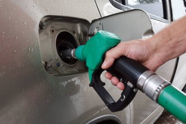 Benzin istasyonu. Araba ile yakıt doldurma .