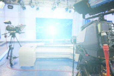 Haber sunucusu akıl defteri metni okur. Kamera ofiste. TV Stüdyo.