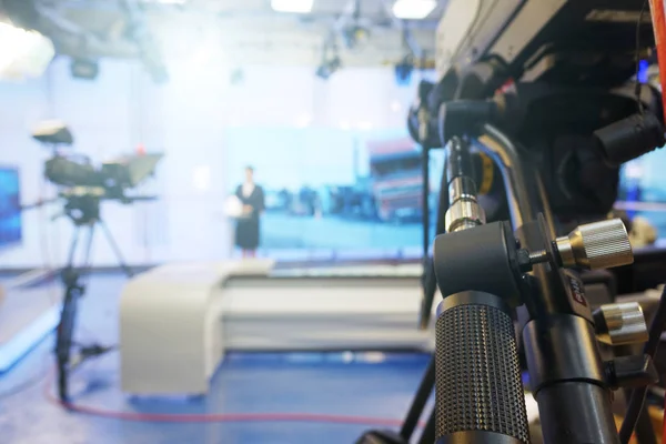 O apresentador de notícias lê o texto no teleprompter.Camera no escritório. Estúdio TV . — Fotografia de Stock