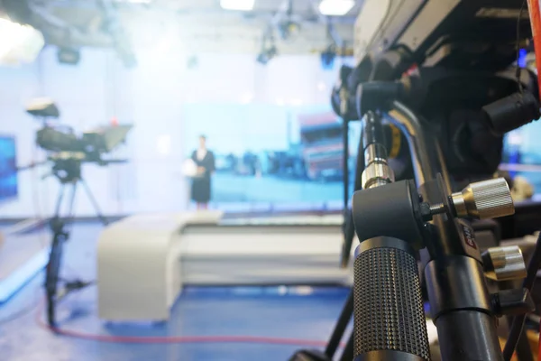 Prezenter wiadomości odczytuje tekst na teleprompter. Kamery w biurze. Studio telewizyjne. — Zdjęcie stockowe