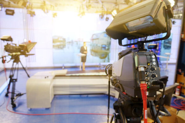 The news presenter reads the text on the teleprompter.Camera in the office. TV studio.