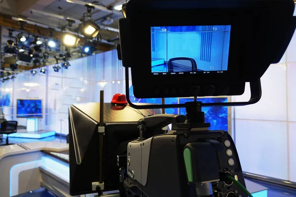 Cámara de televisión. Videocámara-programa de grabación en TV Estudio-foco en cámara — Foto de Stock