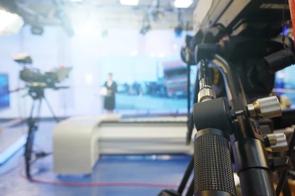 Prezenter wiadomości odczytuje tekst na teleprompter. Kamery w biurze. Studio telewizyjne. — Zdjęcie stockowe