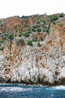 Rocky Dağları ve üstte eski bir kale .