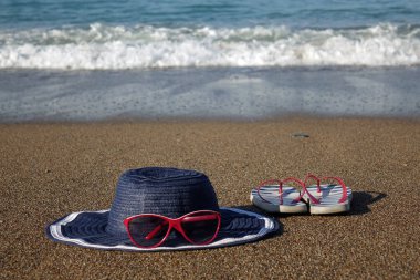 Şapka ve gözlük sahilde. Beach tatil.
