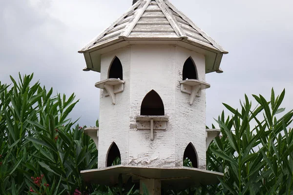 Witte houten huis voor vogels. witte, huis — Stockfoto