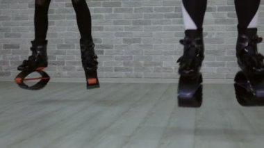 Sportif kız closeup Kangoo atlar. Spor Ayakkabı.