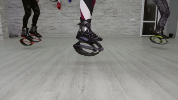 Closeup sportovní dívka Kangoo skoky. Sportovní obuv. — Stock video