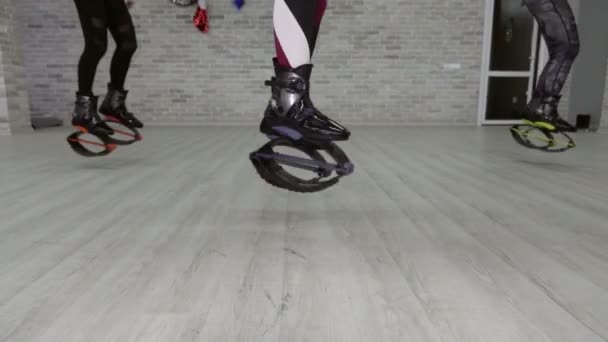 Close-up van sportieve meisje Kangoo jumps. Sportschoenen. — Stockvideo