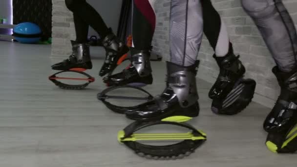 Närbild av sportig tjej Kangoo hoppar. Sportskor. — Stockvideo