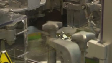 Tereyağı süt fabrikasında üretim. Makine yağı çantalarda koyar ve onları mühürler