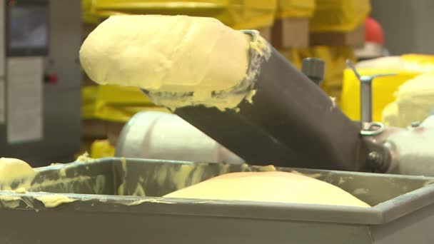 Butter wird aus dem Rohr in den Container im Milchwerk geschleudert. — Stockvideo