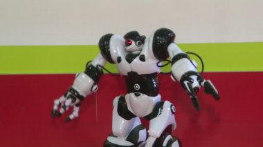 Bir insana ilişkin robot dansı. dans gösterisi. Robot dans partisi. Akıllı robot teknolojisi