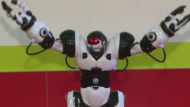 Bir insana ilişkin robot dansı. dans gösterisi. Robot dans partisi. Akıllı robot teknolojisi — Stok video