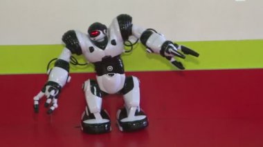 Bir insana ilişkin robot dansı. dans gösterisi. Robot dans partisi. Akıllı robot teknolojisi