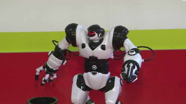 ヒューマノイド ロボットのダンス。ダンス ショー。ロボット ダンス パーティー。スマート ロボット技術 — ストック動画