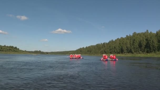 在河上的双体船上漂流。在双体船上划船的游客户外活动. — 图库视频影像