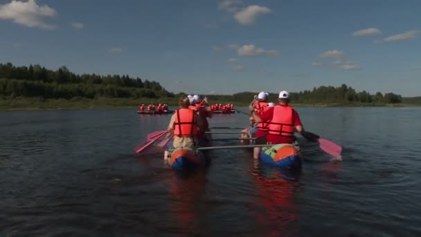 Rafting en catamarans sur la rivière.Touristes ramant en catamarans. Activité de plein air . — Video