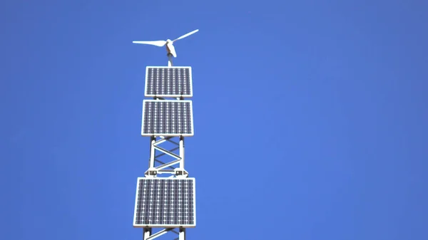 Panneau solaire et éolienne sur le fond du ciel — Photo