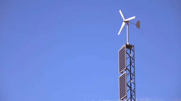 Solpaneler och vindkraftverk på sky bakgrunden — Stockfoto