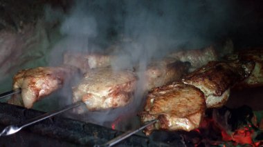 Et şiş üzerinde. Şef, etli şiş kebap ızgara .