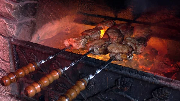 Het vlees over de barbecuepinnen. Chef-kok, sappige shish kebab op de grill . — Stockfoto