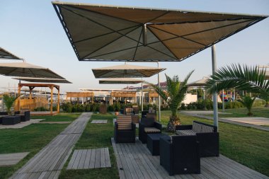 Plajda şemsiye şezlong. Turizm Sanayi.