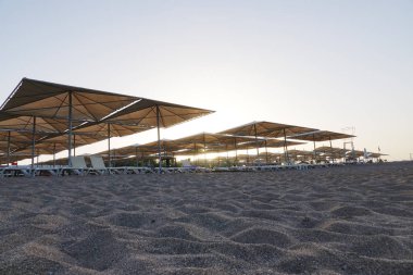 Plajda şemsiye şezlong. Turizm Sanayi.