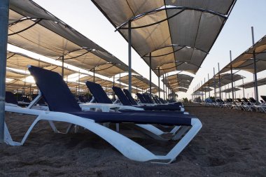 Plajda şemsiye şezlong. Turizm Sanayi.