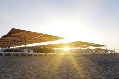 Plajda şemsiye şezlong. Turizm Sanayi.