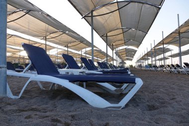 Plajda şemsiye şezlong. Turizm Sanayi.