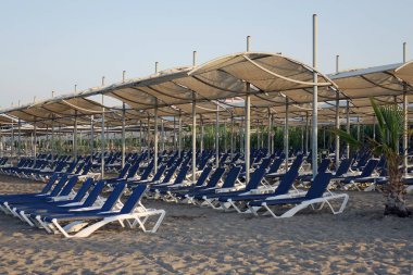 Plajda şemsiye şezlong. Turizm Sanayi.