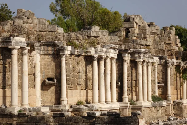 トルコ。サイド 6 月 2018 年。街の通りやサイドの古代劇場の遺跡. — ストック写真