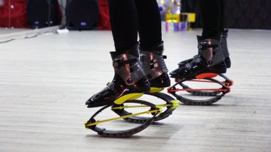 Sportif kız closeup Kangoo atlar. Spor Ayakkabı.