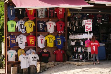 Türkiye. Yan-Haziran 2018. T-shirtler satışı ile ünlü oyuncuların isimleri.