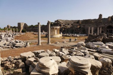 Türkiye. Yan-Haziran 2018. Şehir sokakları ve Side Antik tiyatro kalıntıları.