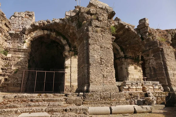 Pavo. Side-June 2018. Las ruinas de las calles de la ciudad y el teatro antiguo en el lado . — Foto de Stock