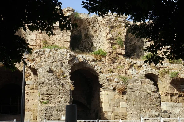 Pavo. Side-June 2018. Las ruinas de las calles de la ciudad y el teatro antiguo en el lado . — Foto de Stock