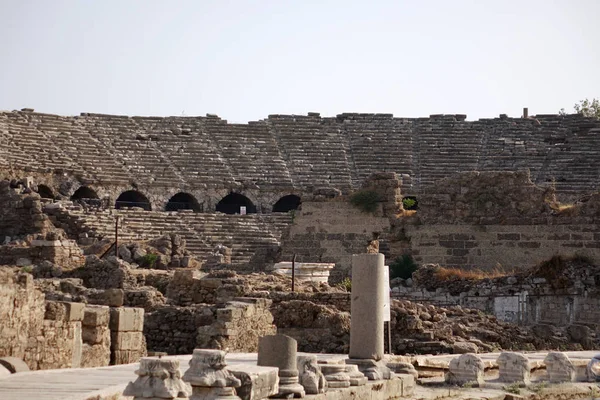 A Turquia. Side-June 2018. As ruínas das ruas da cidade e teatro antigo no lado . — Fotografia de Stock